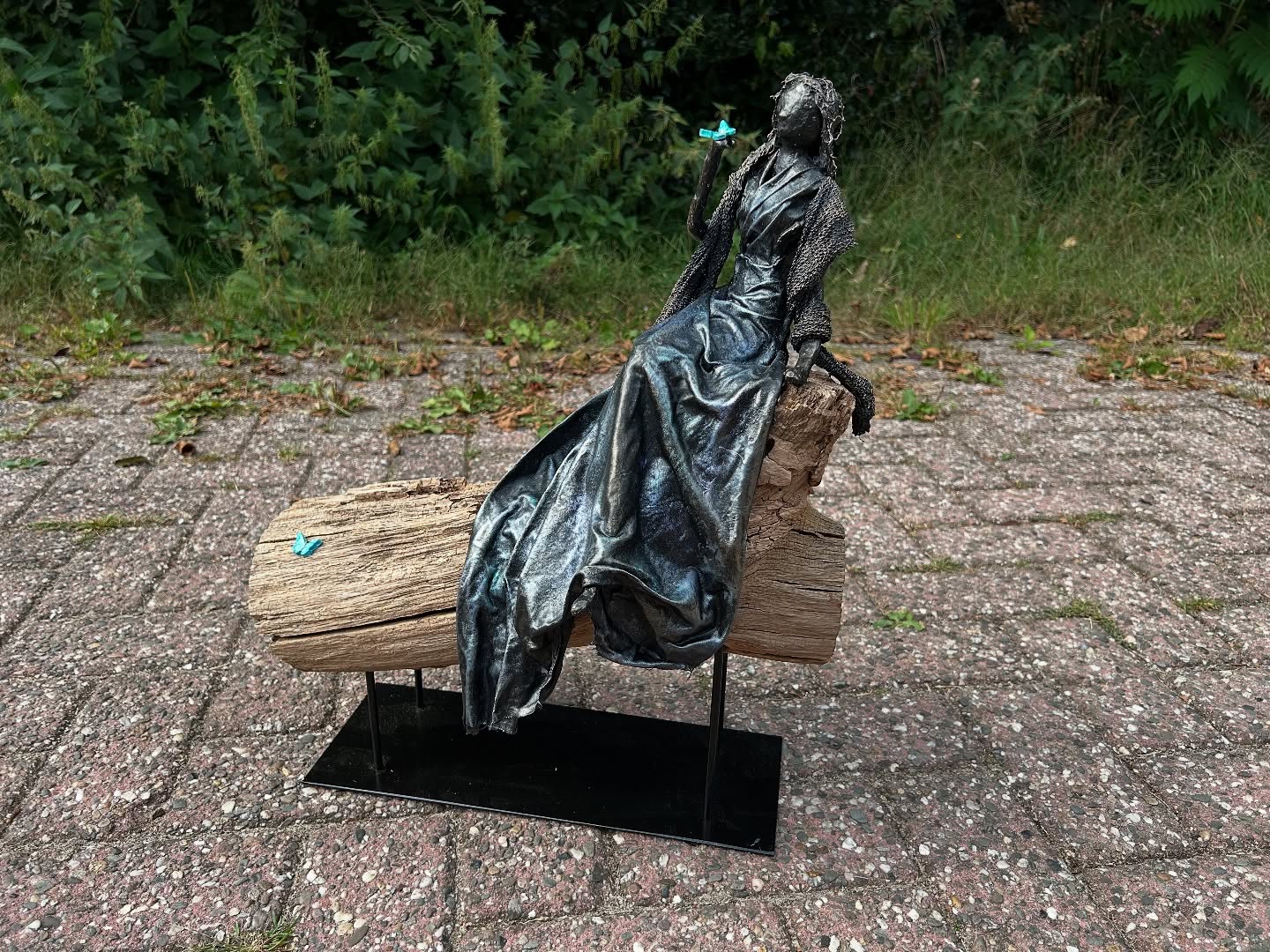 Hout met beeld "Vrouw met Vlinder"