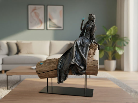 Hout met beeld "Vrouw met Vlinder"